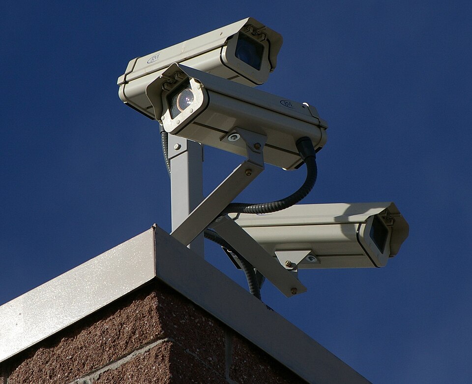 As câmeras são a face visível da vigilância; o capitalismo de vigilância opera sobretudo de forma invisível, nos seus dados. Fonte: Wikimedia Commons