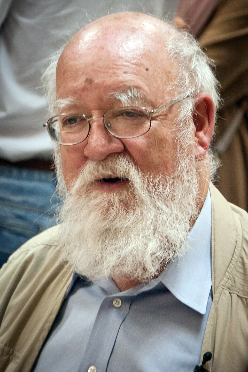 Daniel Dennett (1942-2024), defensor do funcionalismo e autor da "postura intencional". Fonte: Wikimedia Commons