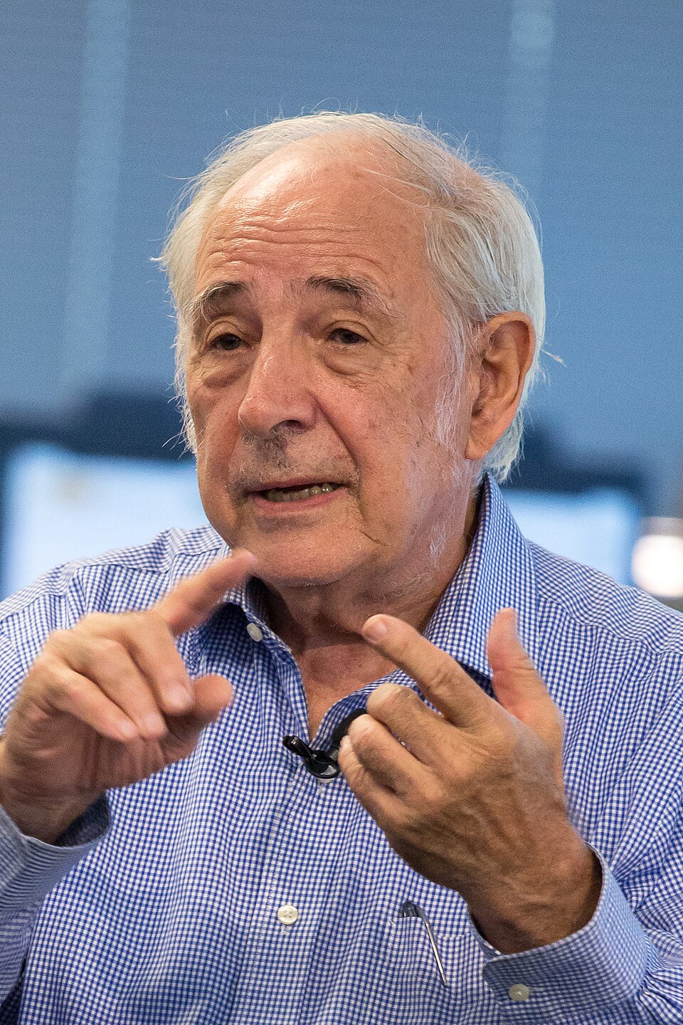 John Searle, filósofo que formulou o argumento do Quarto Chinês em 1980. Fonte: Wikimedia Commons